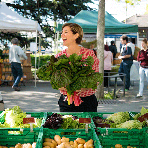 woman-at-farmers-market